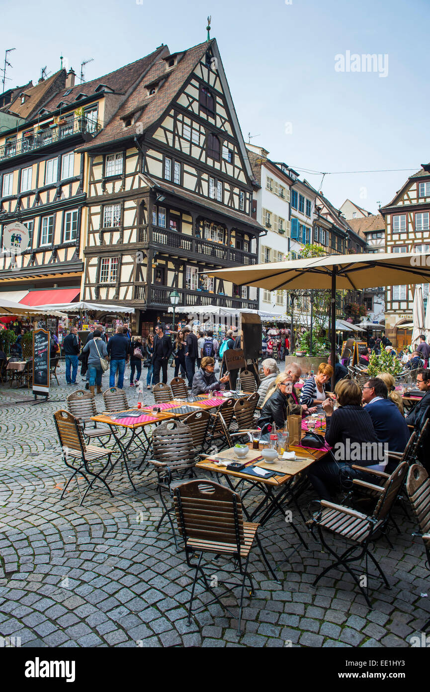 Café en la calle Rue du Maroquin, Estrasburgo, Alsacia, Francia, Europa Foto de stock