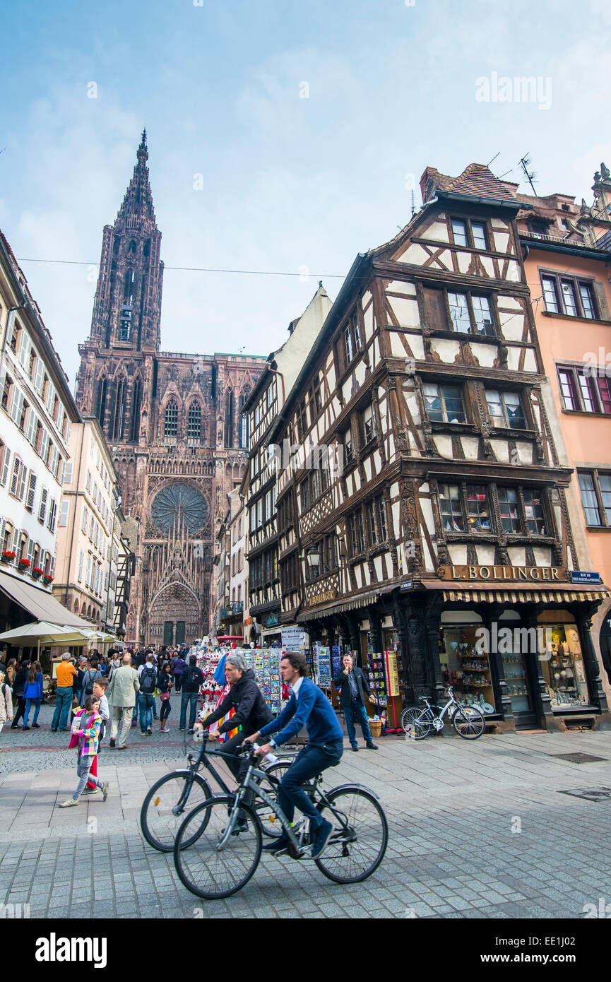 Rue Merciere, la catedral de Estrasburgo, Sitio del Patrimonio Mundial de la UNESCO, de Estrasburgo, Alsacia, Francia, Europa Foto de stock
