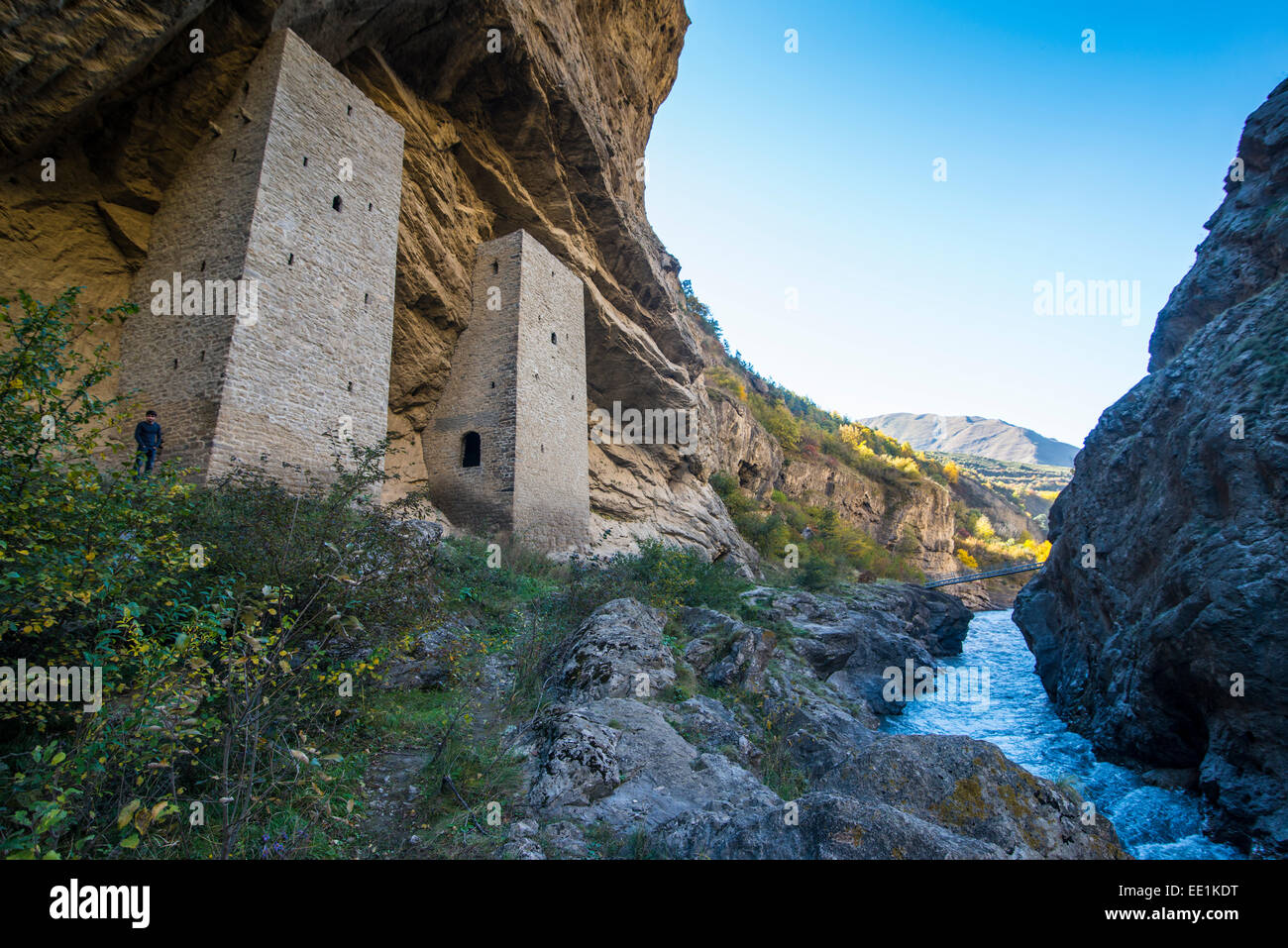 Atalayas checheno en un acantilado colgantes sobre el río Argun, cerca de Irum Kale. Chechenia, Cáucaso, Rusia, Europa Foto de stock