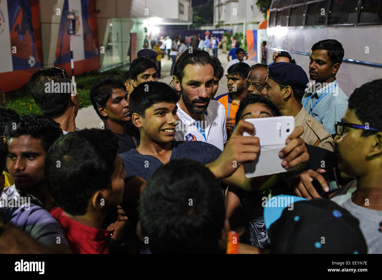 Robert PIRES poses para fotografías con los jóvenes de la India los aficionados después de un partido de fútbol de la Liga Super indio en Margao, Goa. Foto de stock