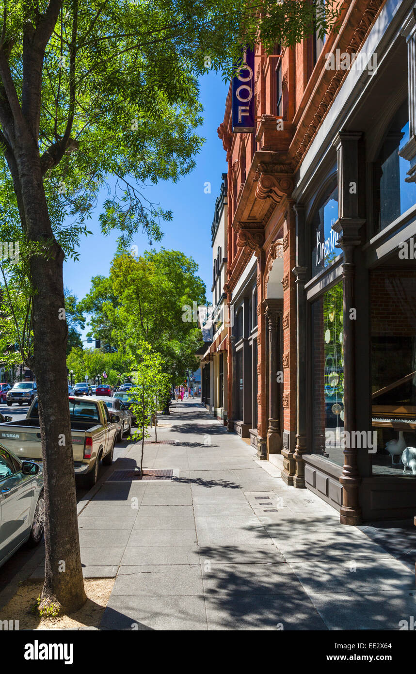 La calle principal de Santa Elena, el país del vino del valle de Napa, California, EE.UU. Foto de stock