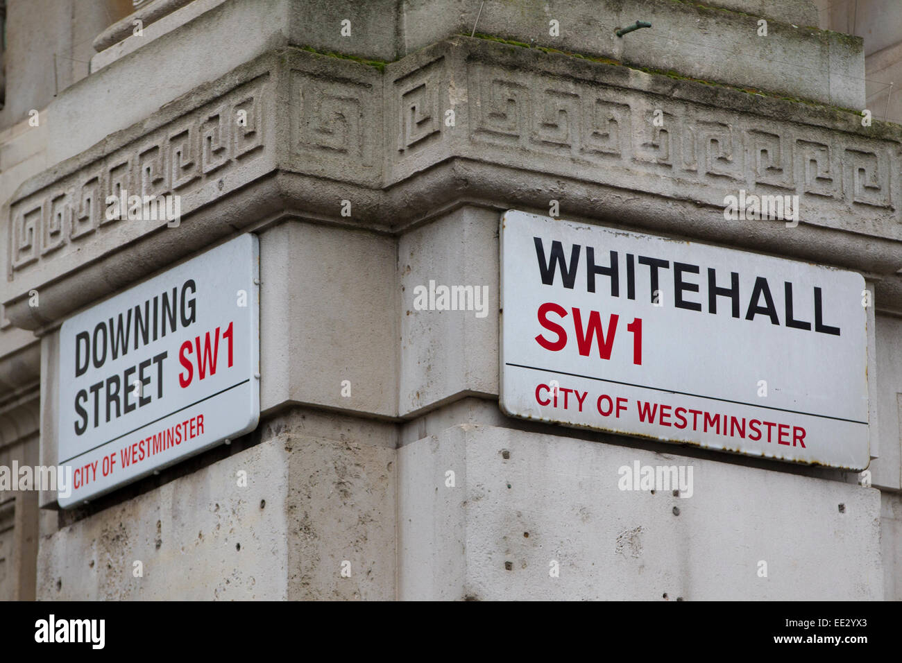 Downing Street y Whitehall signos en las calles adyacentes en Westminster, Londres, Inglaterra, Reino Unido. Foto de stock