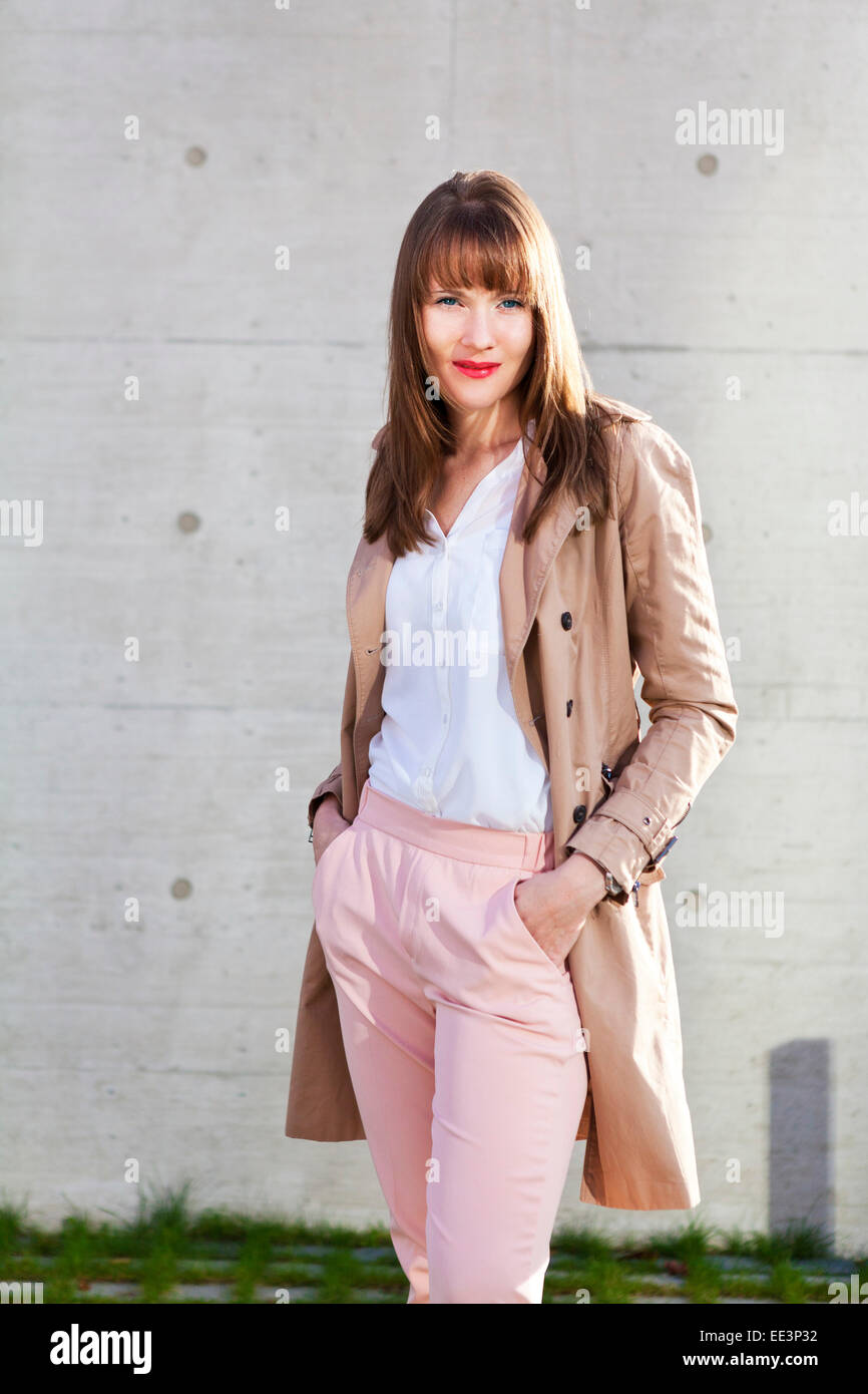 Mujer manos en los bolsillos fotografías e imágenes de alta resolución -  Alamy