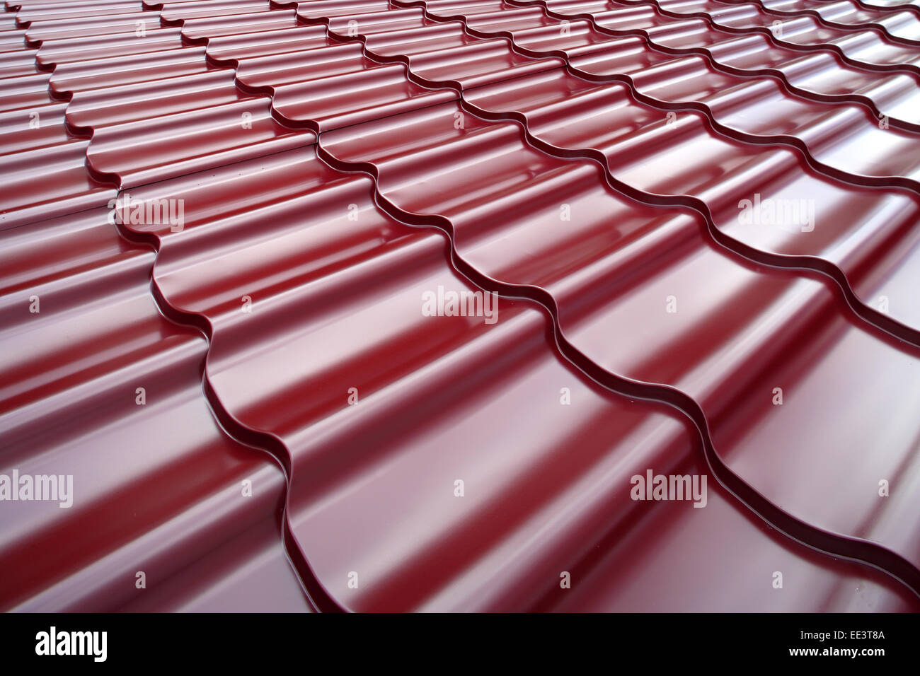 Techo de acero pintado en color rojo. patrón de techo de acero pintado de color rojo hierro de construcción metálica de aluminio hoja de material texturado Foto de stock