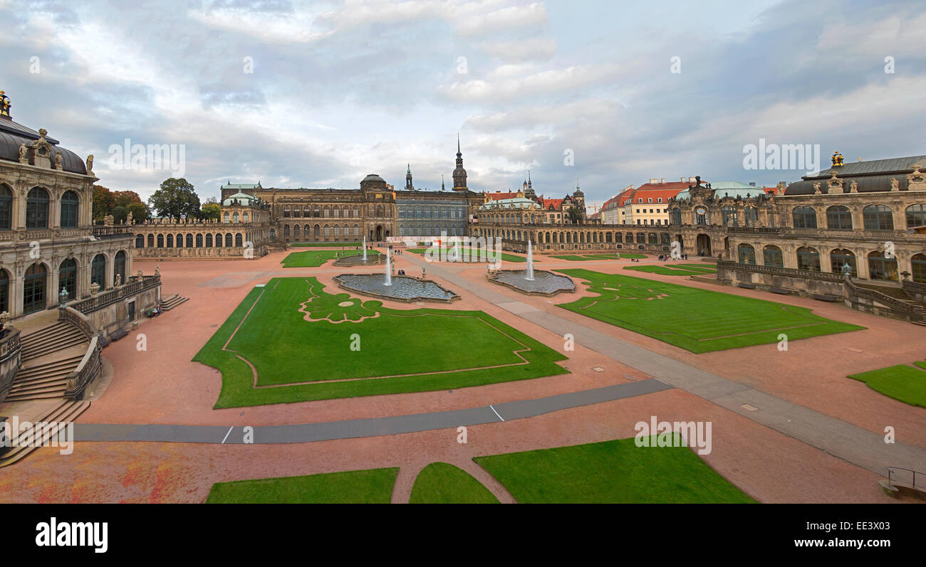 Dresden Zwinger panorama con fuentes y park, Alemania Foto de stock