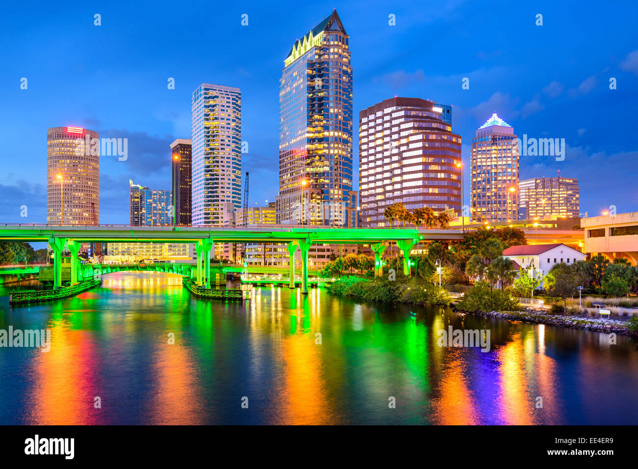 Tampa, Florida, EE.UU. el centro de la ciudad al río Hillsborough. Foto de stock