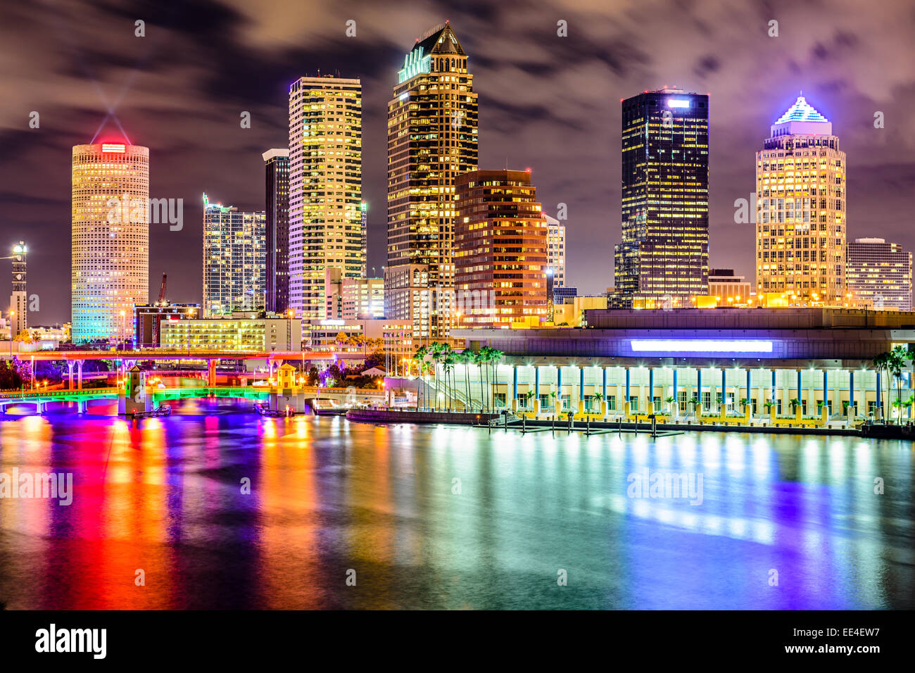Tampa, Florida, EE.UU. el centro de la ciudad al río Hillsborough. Foto de stock