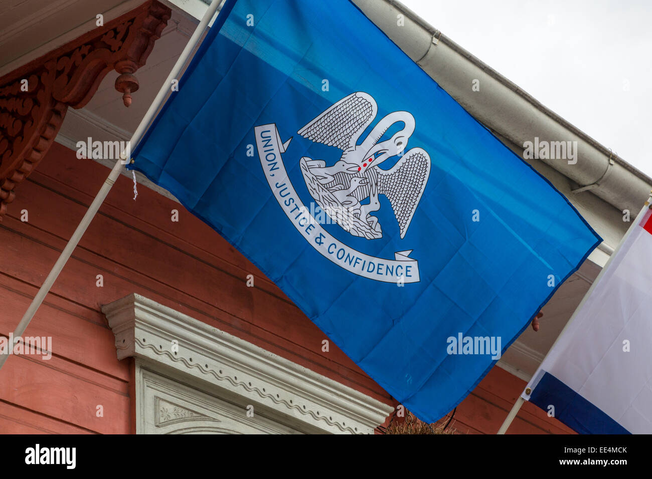 Barrio francés de Nueva Orleans, Luisiana. La bandera del estado de Louisiana y el lema: unión, justicia y confianza Foto de stock