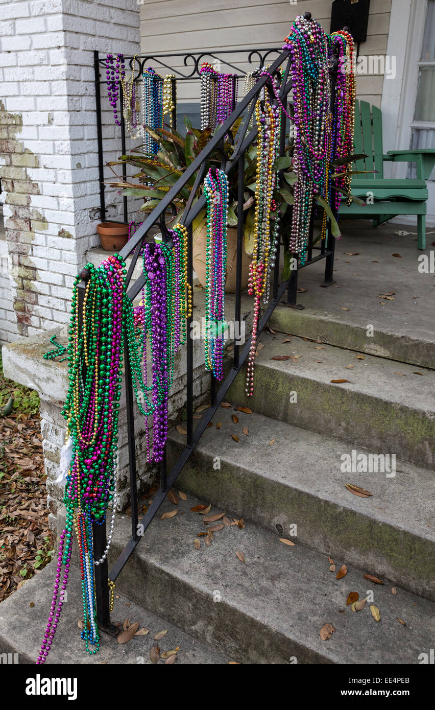 New Orleans, Louisiana. Cordón Collares decorar barandillas de porche  después de Mardi Gras. Uptown District Fotografía de stock - Alamy