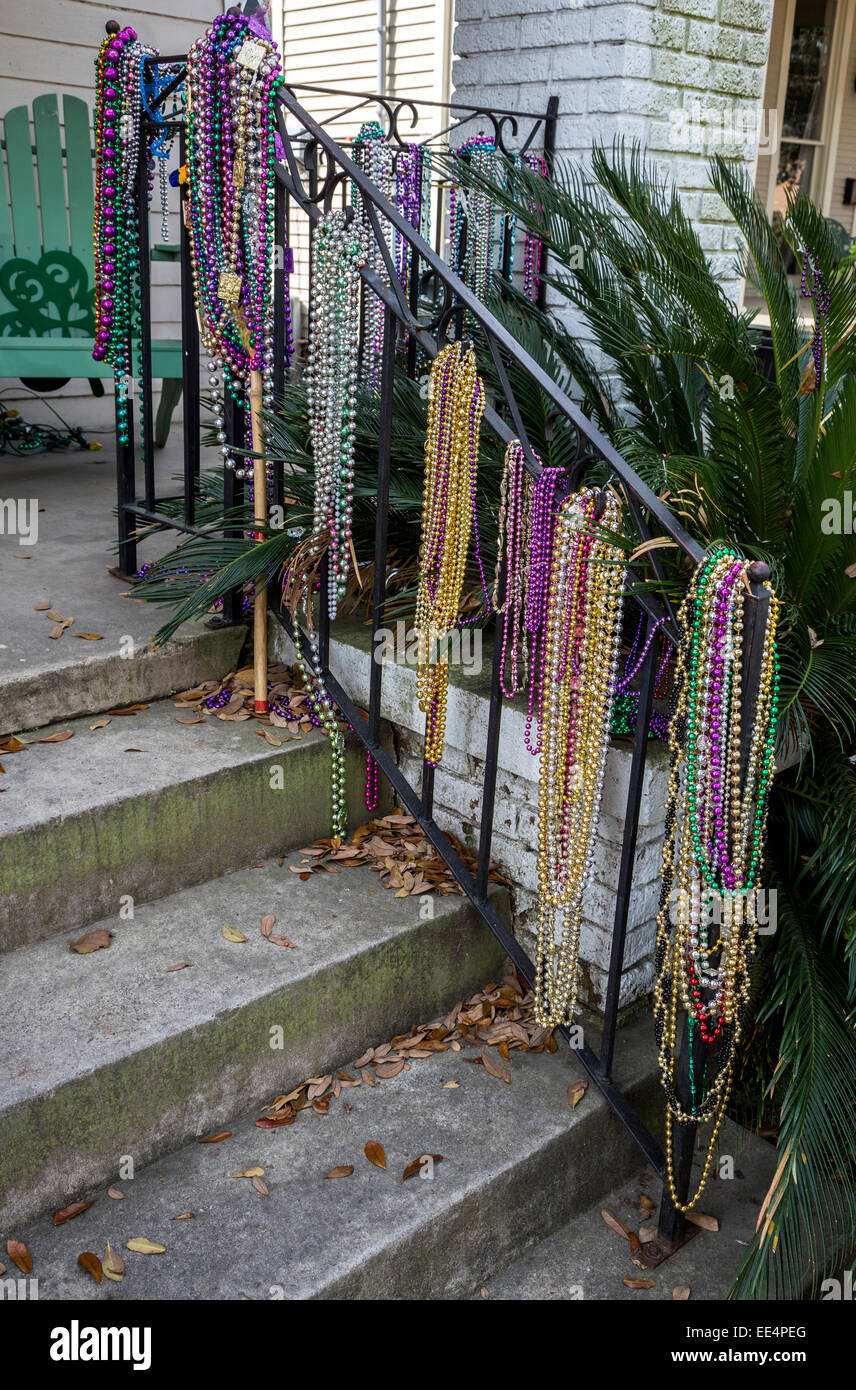 New Orleans, Louisiana. Cordón Collares decorar barandillas de porche  después de Mardi Gras. Uptown District Fotografía de stock - Alamy