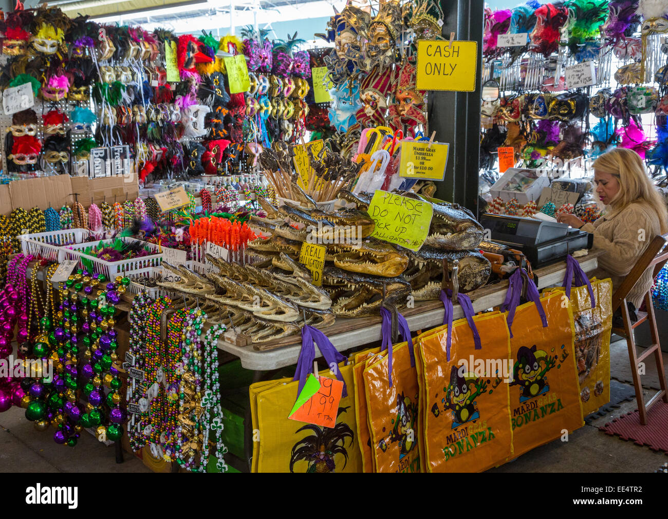 Barrio francés de Nueva Orleans, Luisiana. Cabezas de cocodrilo, collares,  máscaras, la parafernalia para la venta en el mercado francés Fotografía de  stock - Alamy