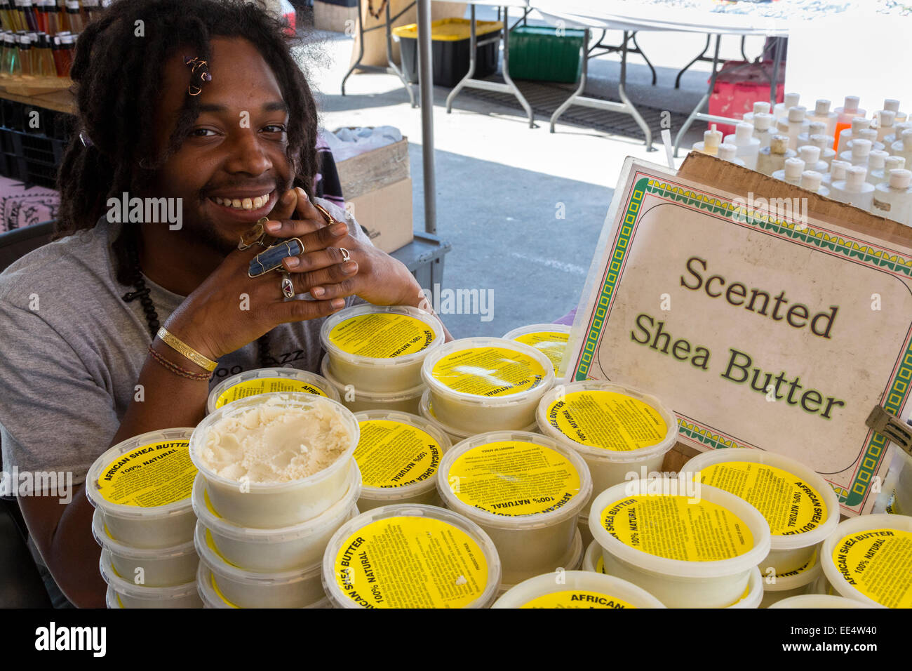 Barrio francés de Nueva Orleans, Luisiana. Vendedor afroamericano vendiendo Manteca de Karité de Ghana, el mercado francés. Foto de stock