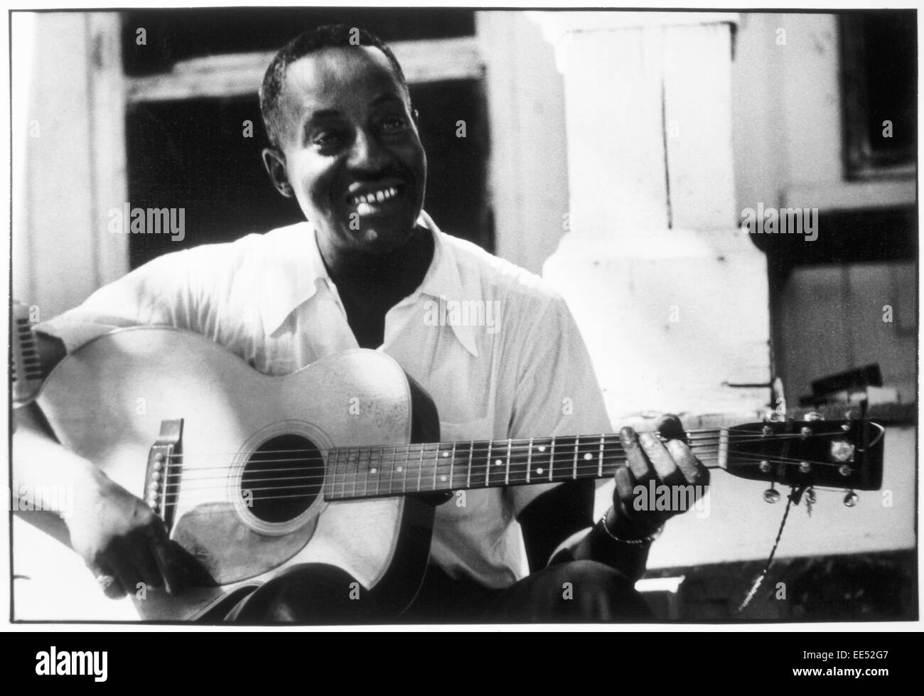 William Lee Conley Broonzy "Big Bill" (1893-1958), compositor y músico de  blues retrato, 1957 Fotografía de stock - Alamy