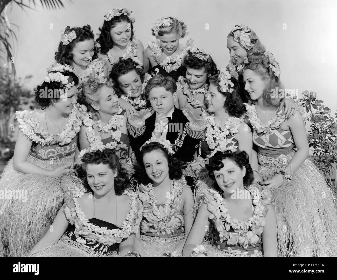 Mickey Rooney rodeado de hermosas mujeres jóvenes, en el plató de la película, "Andy Hardy obtiene Spring Fever" de 1939. Foto de stock