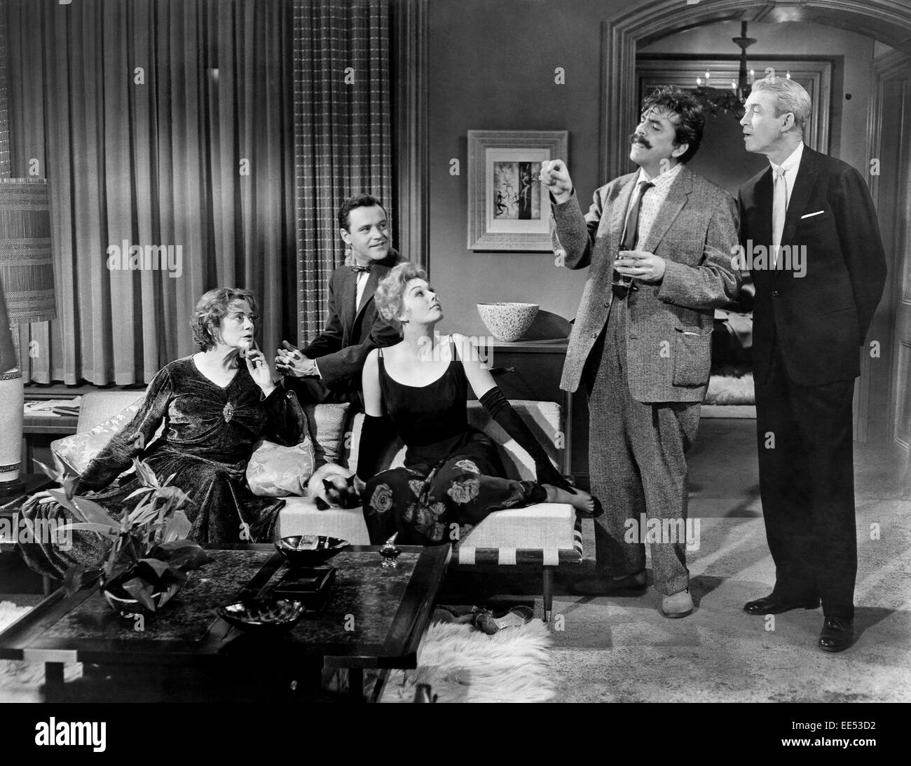 Elsa Lanchester, Jack Lemmon, Kim Novak, Ernie Kovacs, James Stewart, en el plató de la película, "Campana, Libro y Vela", 1958 Foto de stock