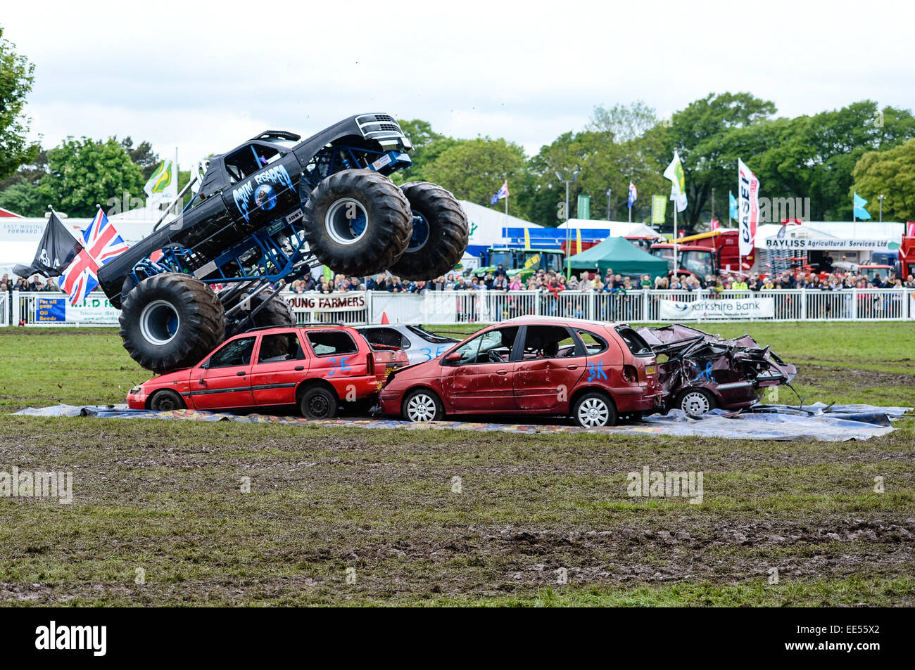 Monster Truck sube más y aplasta los coches aparcados durante un show en Staffordshire County Show. Foto de stock