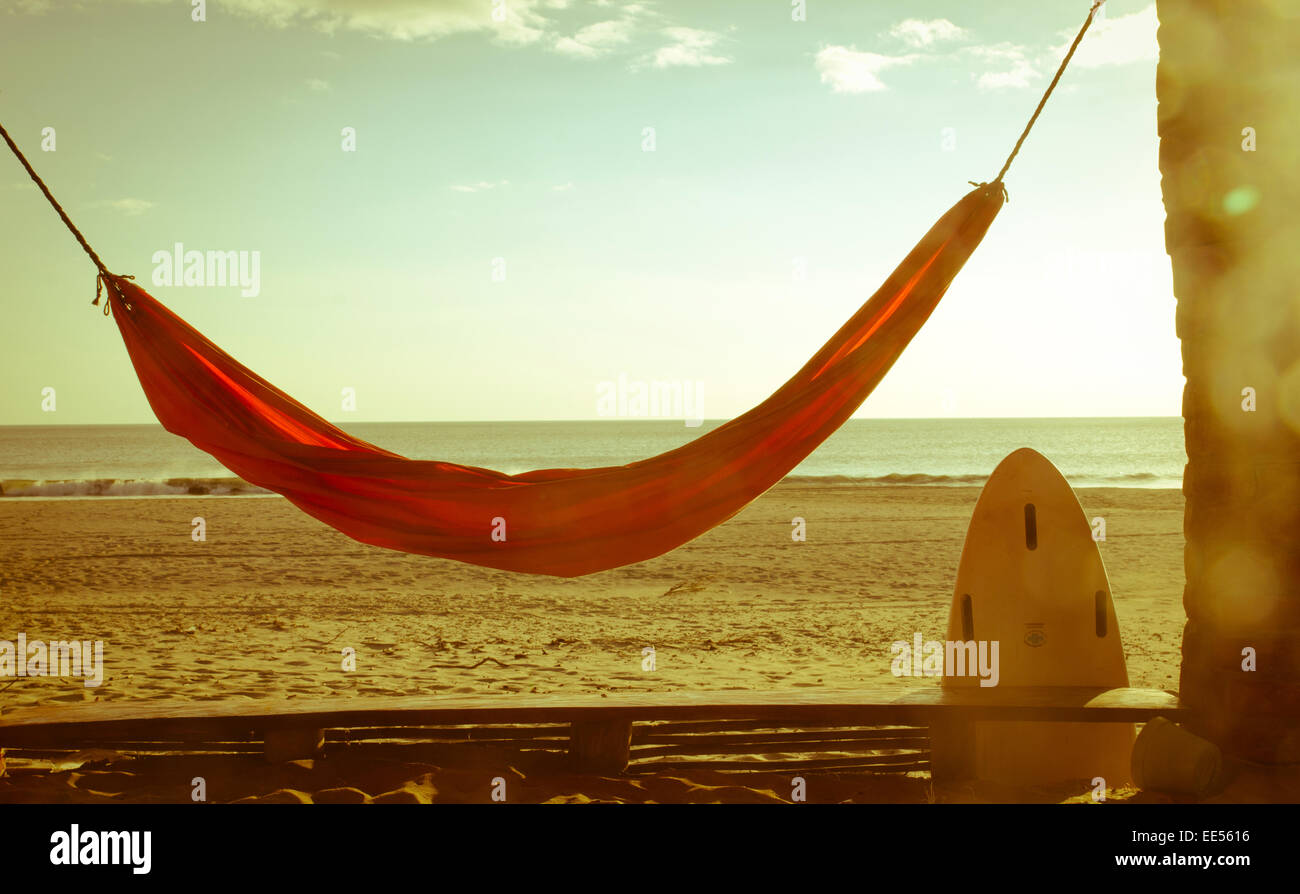 Hamaca colgando de surf y una playa cubierta frontal Fotografía de stock -  Alamy