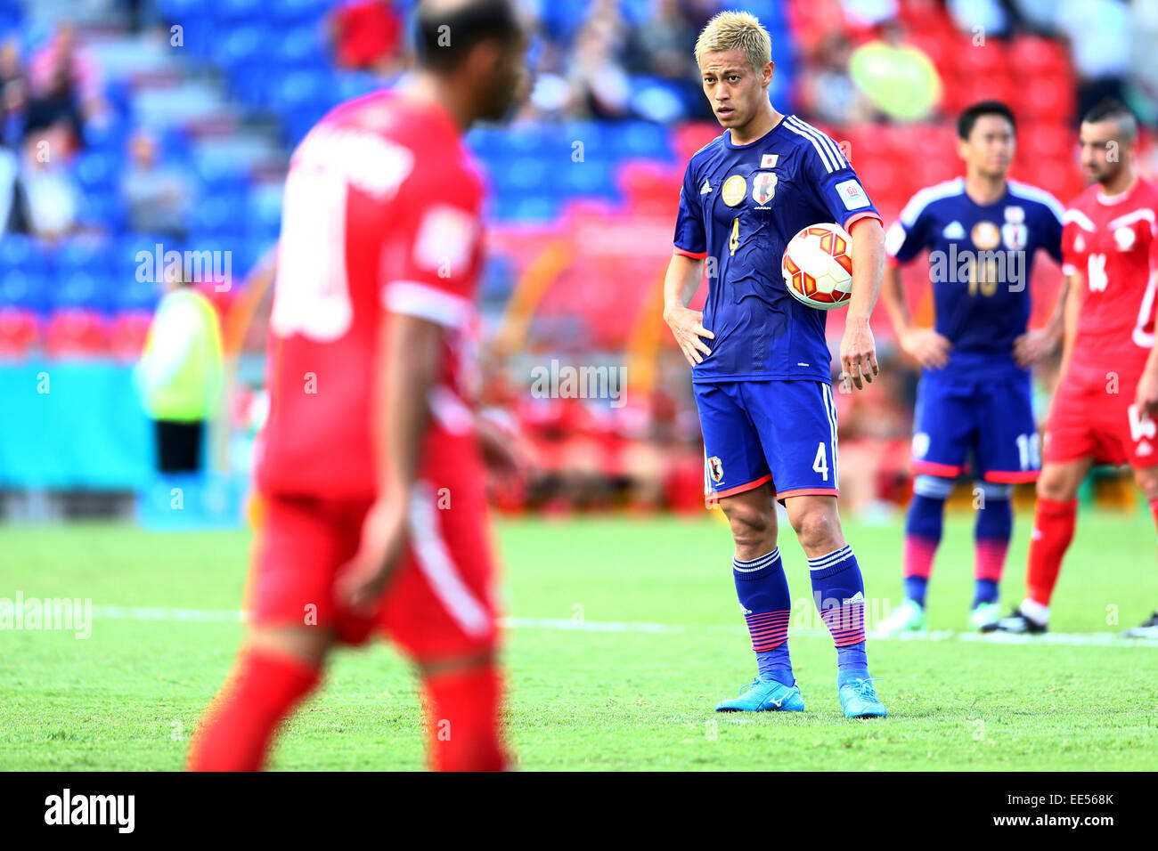 Nueva Gales del Sur, Australia. 12 ene, 2015. Keisuke Honda (JPN) fútbol/Soccer : Keisuke Honda del Japón sostiene la bola antes de lado marcando su tercer gol desde el punto penal durante la Copa Asiática AFC Australia 2015 Grupo D partido entre Japón 4-0 Palestina en estadio de Newcastle en Nueva Gales del Sur, Australia . © Kenzaburo Matsuoka/AFLO/Alamy Live News Foto de stock