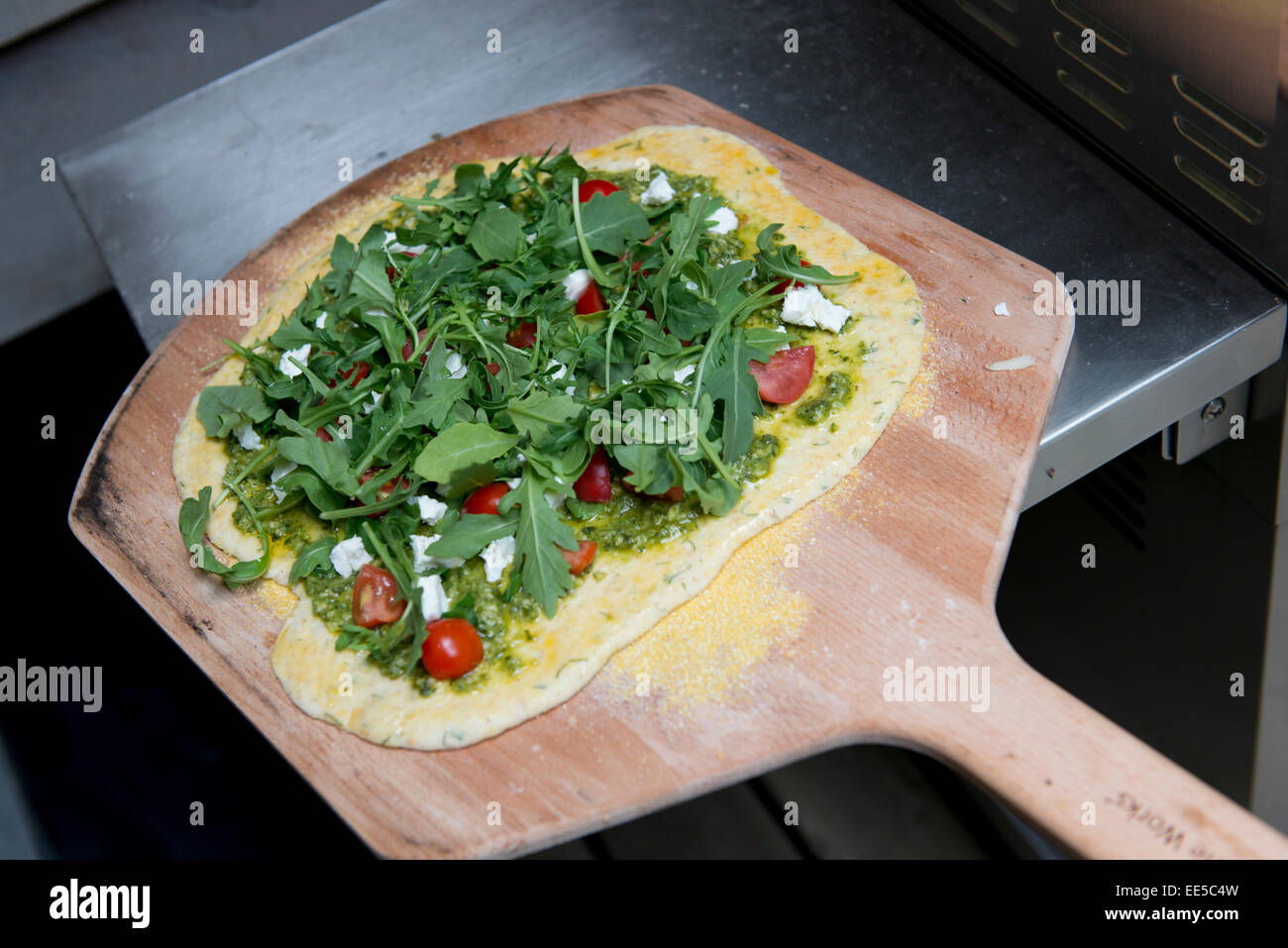 Sin cocer una pizza pizza vegetariana junta, el lago de los bosques, Ontario, Canadá Foto de stock