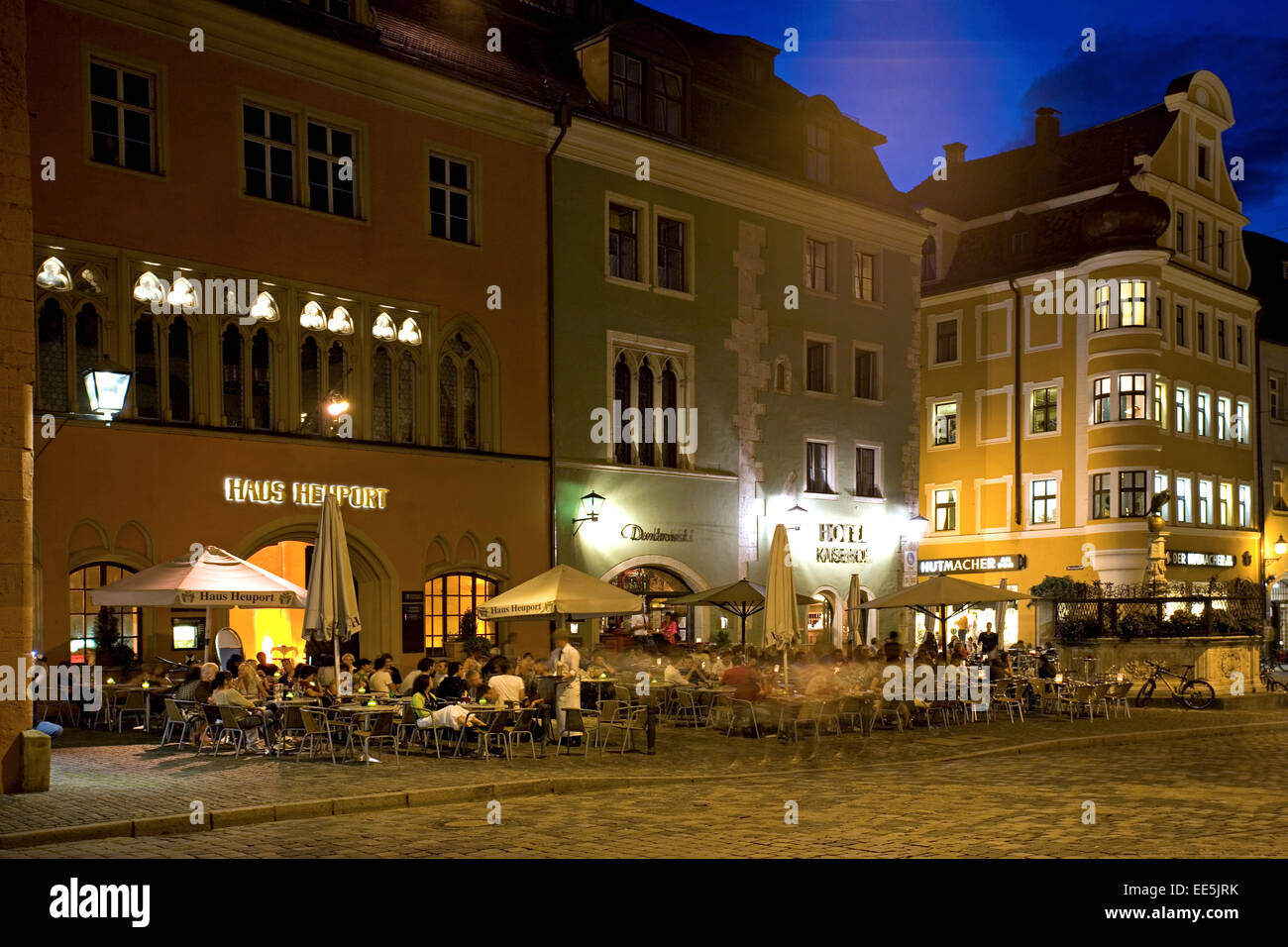 Deutschland, Oberpfalz, Bayern, Regensburg, Altstadt bei Nacht Foto de stock