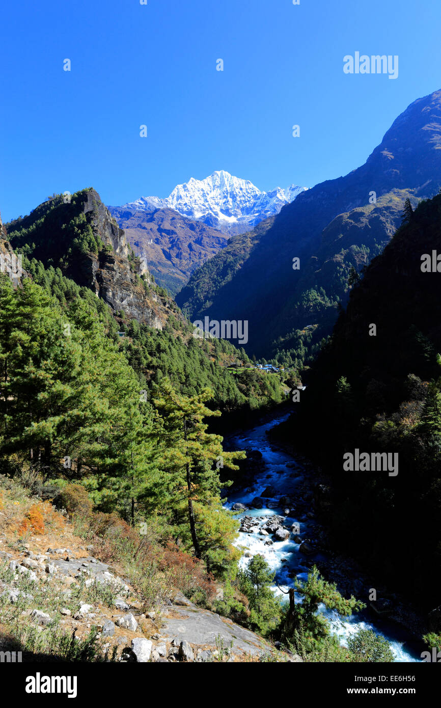 Valle del río Koshi Dudh, pase a Tengboche village, el campamento base del Everest trek, Sitio del Patrimonio Mundial de la UNESCO, el Parque Nacional de Sagarmatha Foto de stock