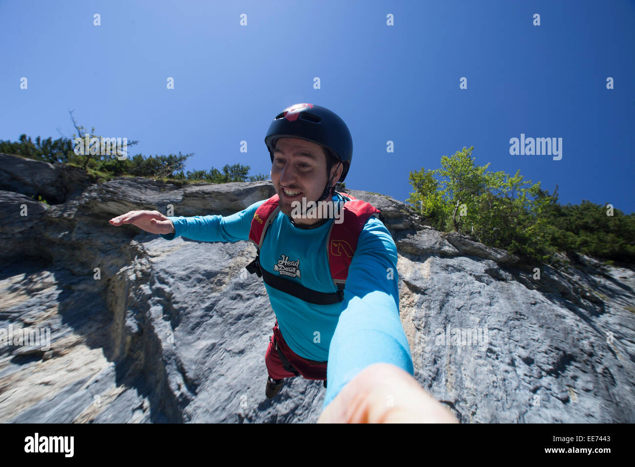 Un loco base está haciendo un puente selfie después saltó de un