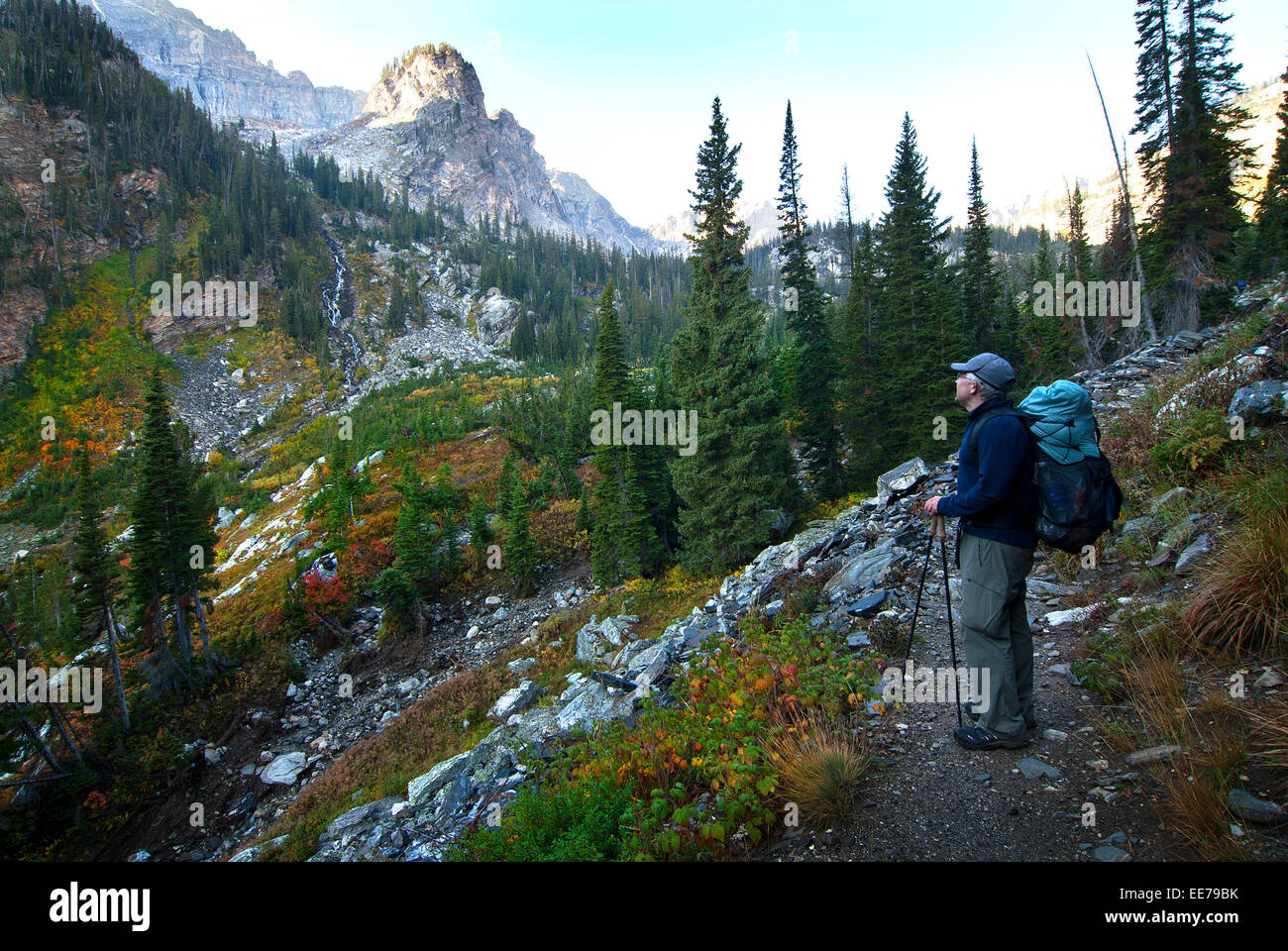 Detalle del hombre senderismo en la montaña en otoño Foto de stock