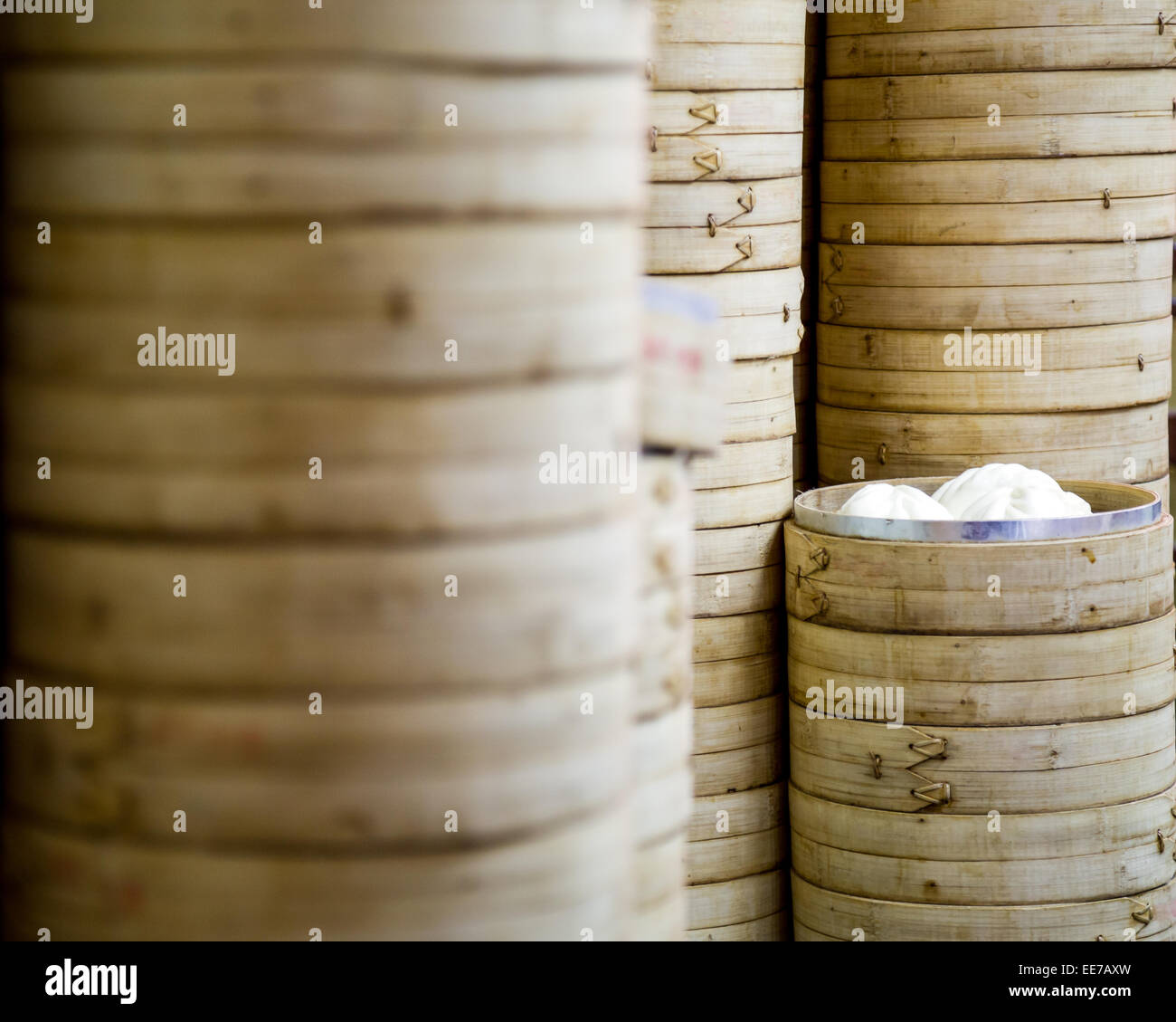 Arroz bambú steamers apiladas con uno abierto mostrando panecillos cocidos Foto de stock