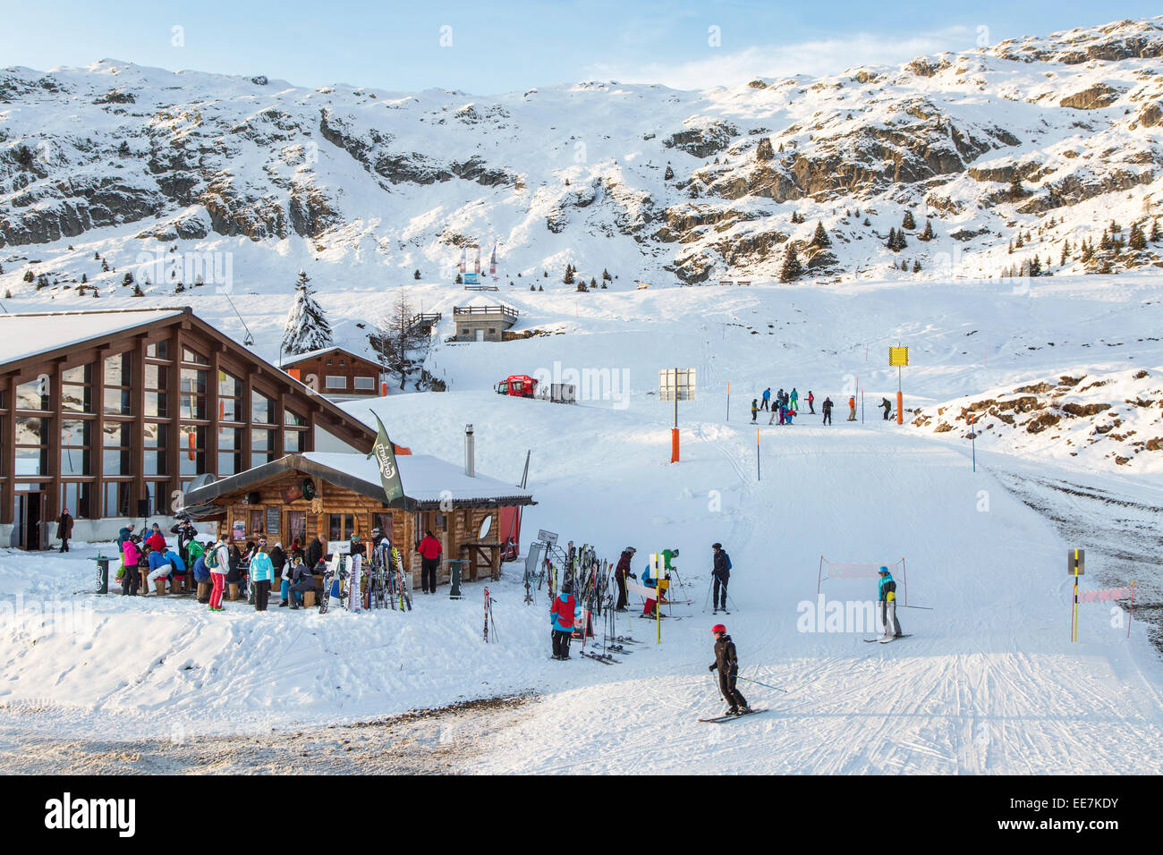 Los esquiadores y snowboarders en après-ski bar en Swiss resort de esquí en los Alpes en invierno Foto de stock
