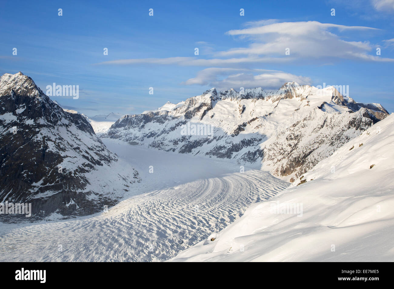 Vistas de montañas cubiertas de nieve en invierno que rodean el Glaciar Aletsch suizo, el mayor glaciar de los Alpes, Suiza Foto de stock
