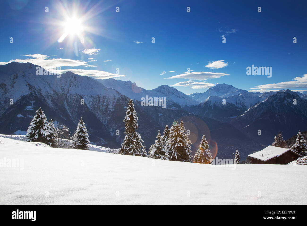 Swiss Chalet de madera en la nieve en invierno en los Alpes, Wallis / Valais, Suiza Foto de stock