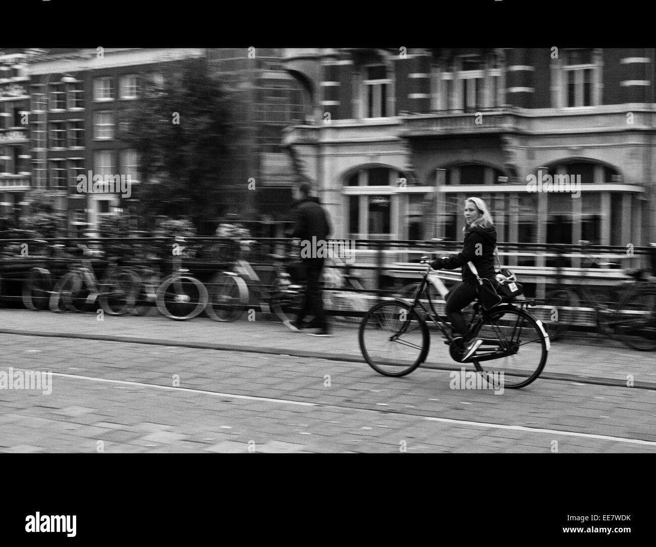 Amsterdammer cabalgando por una calle de la ciudad Foto de stock
