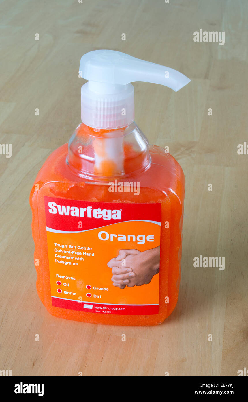 Frasco dispensador de mano naranja Swarfega Gel limpiador, UK Foto de stock