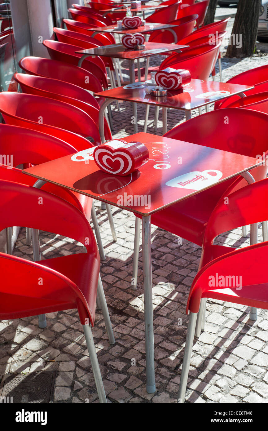 Mesas y sillas de plástico fuera de un bar en Portugal Fotografía de stock  - Alamy