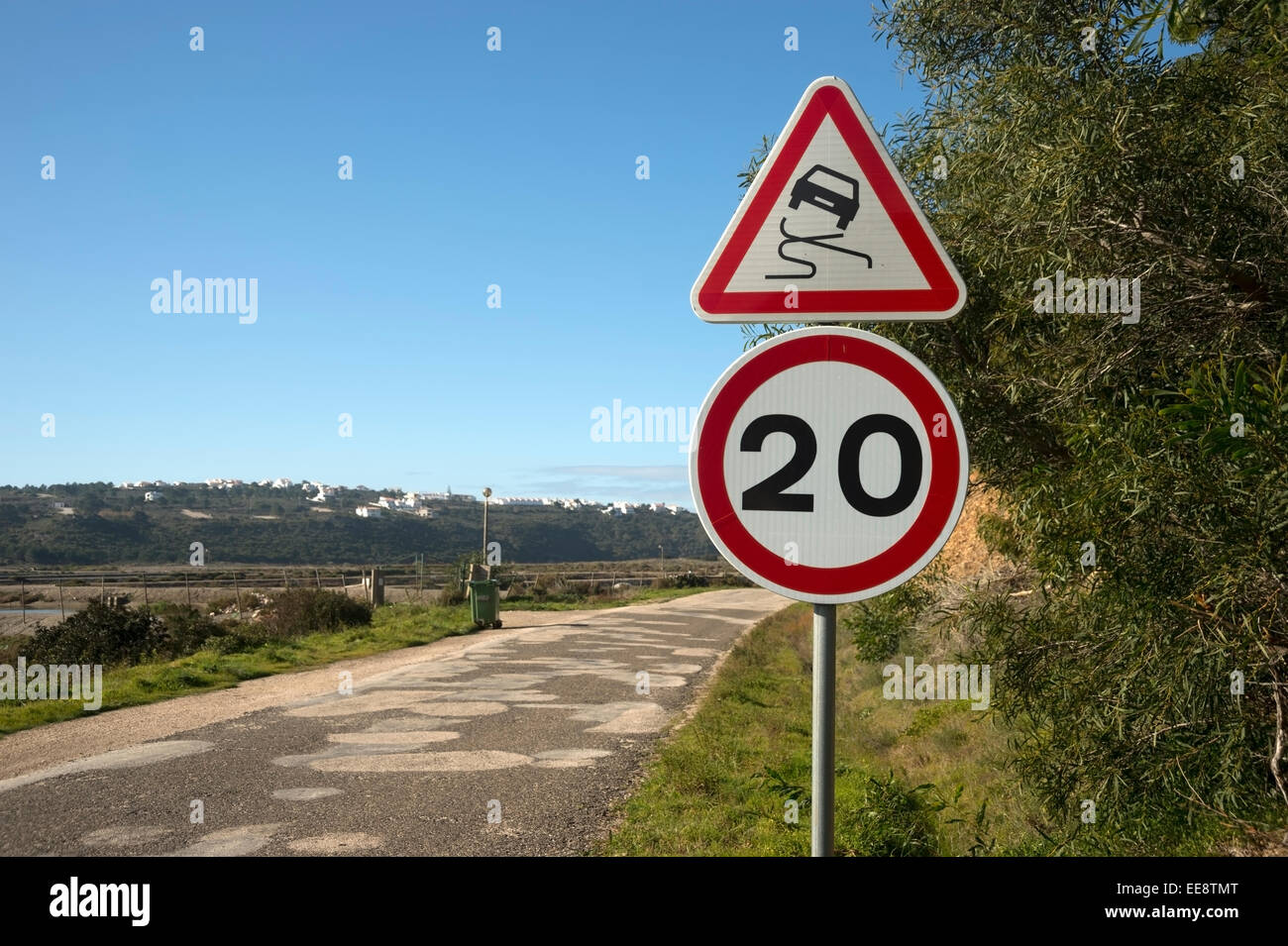 20 km/h y mph Calzada resbaladiza señales de carretera Fotografía de stock  - Alamy
