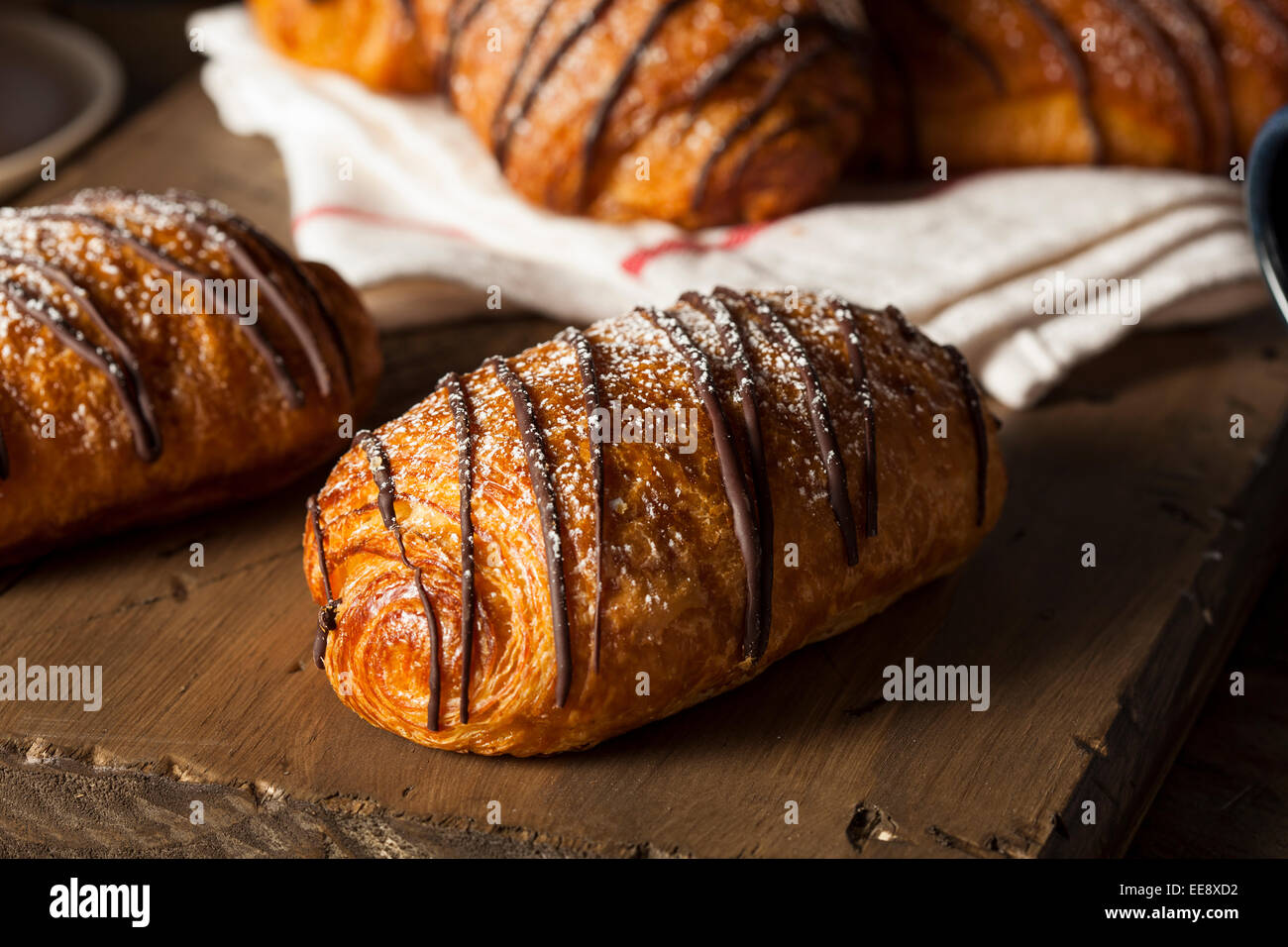Croissant de chocolate caseras pastel con azúcar en polvo Foto de stock