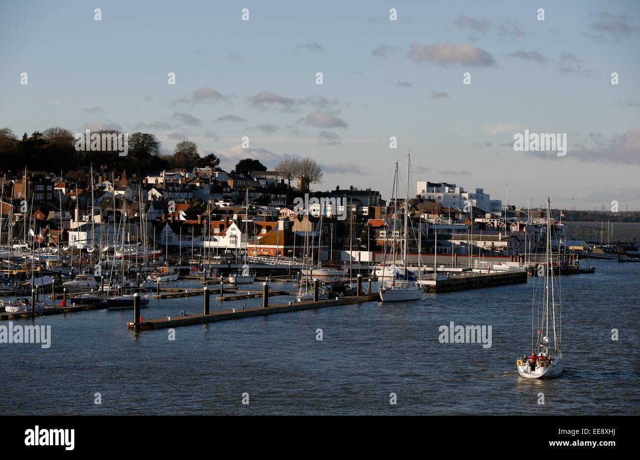 Una vista general del puerto de Cowes en la Isla de Wight, Inglaterra, enero de 2015 Foto de stock