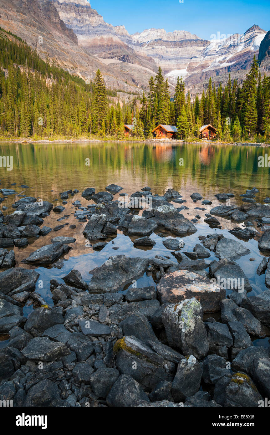 Cabañas en el lago O'Hara, el Parque Nacional Yoho, British Columbia, Canadá Foto de stock