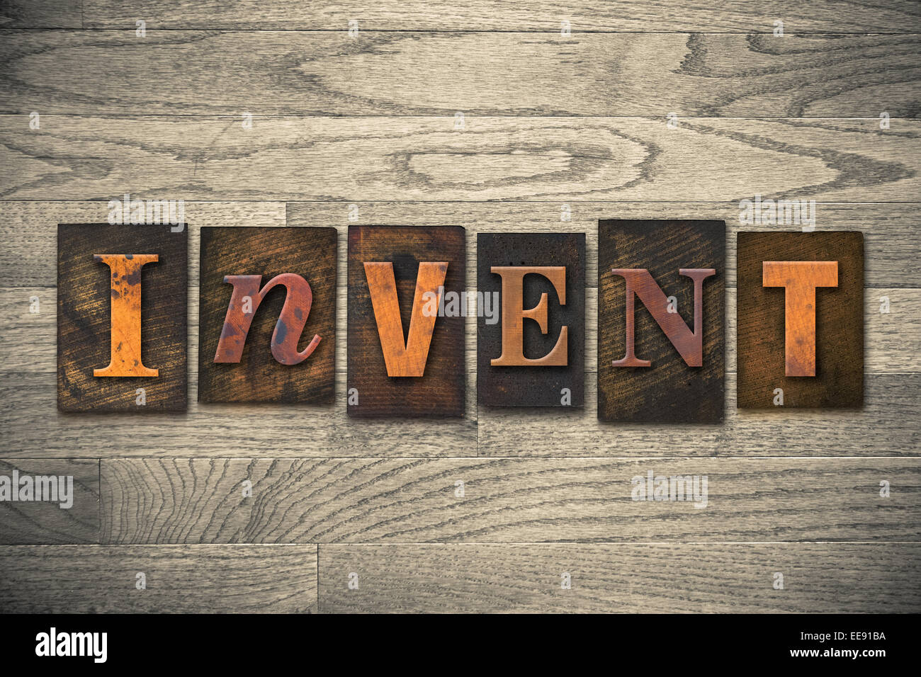 La palabra "inventar" escrito en tipografía de madera. Foto de stock