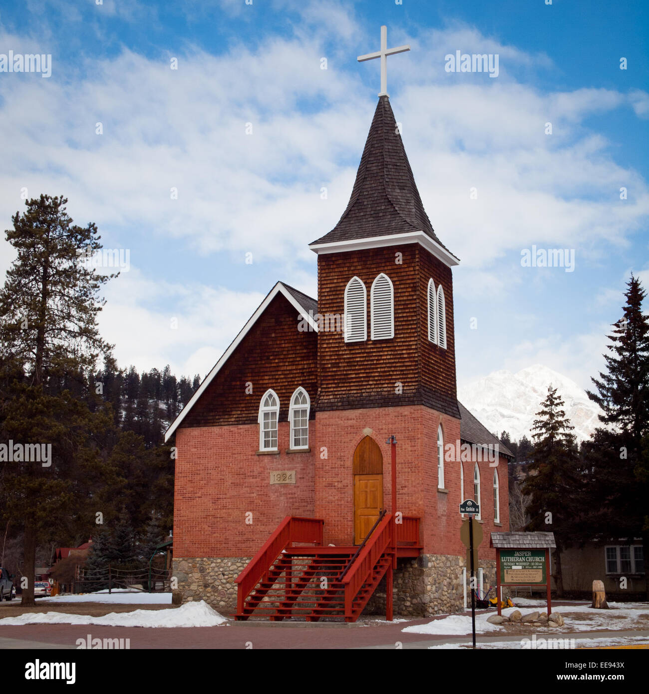 Una vista de la linda, pequeña Iglesia Luterana en Jasper Jasper, Parque Nacional Jasper, Canadá. Foto de stock