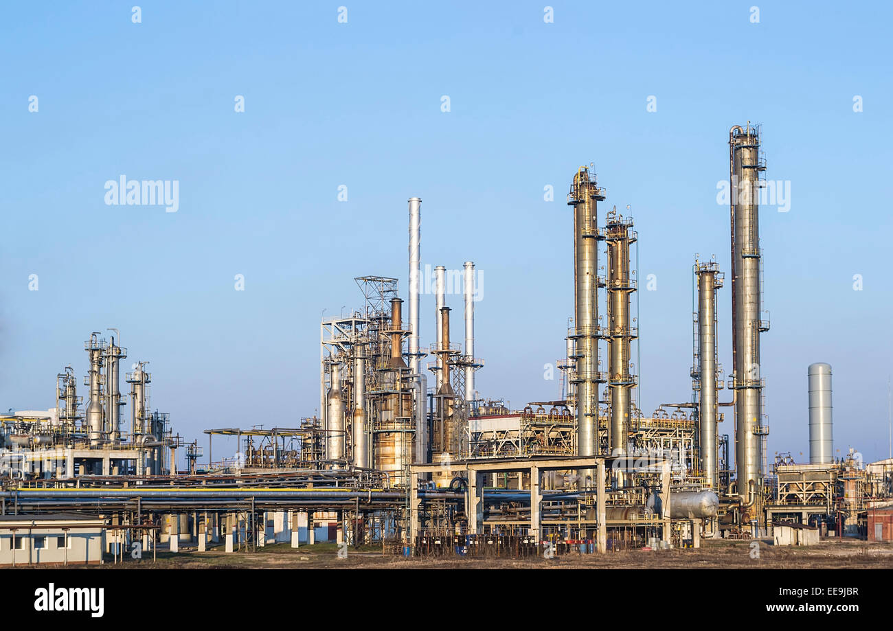 Parte de una refinería de petróleo y gas con diversas instalaciones petroquímicas Foto de stock