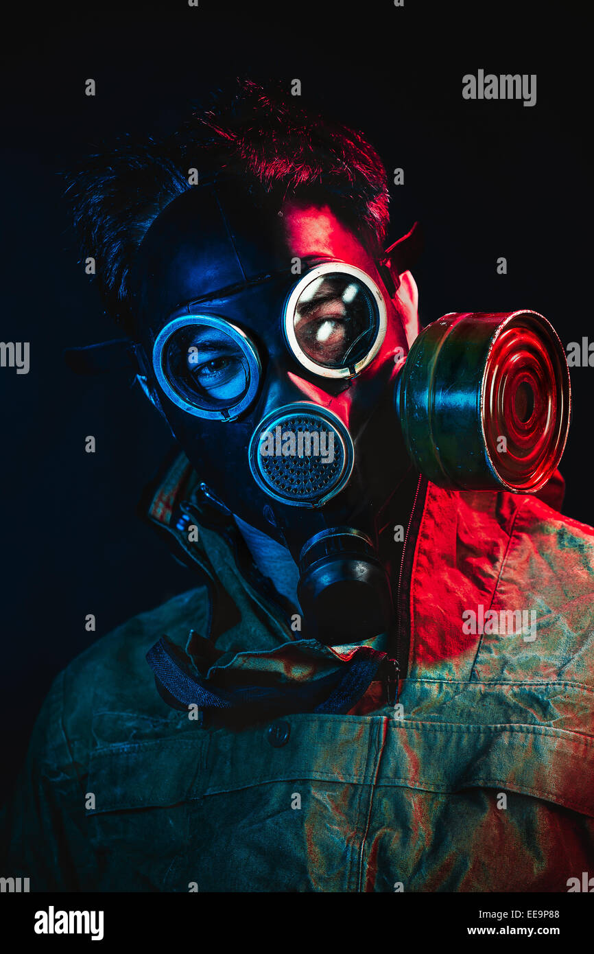 Grunge retrato hombre en máscara de gas Foto de stock