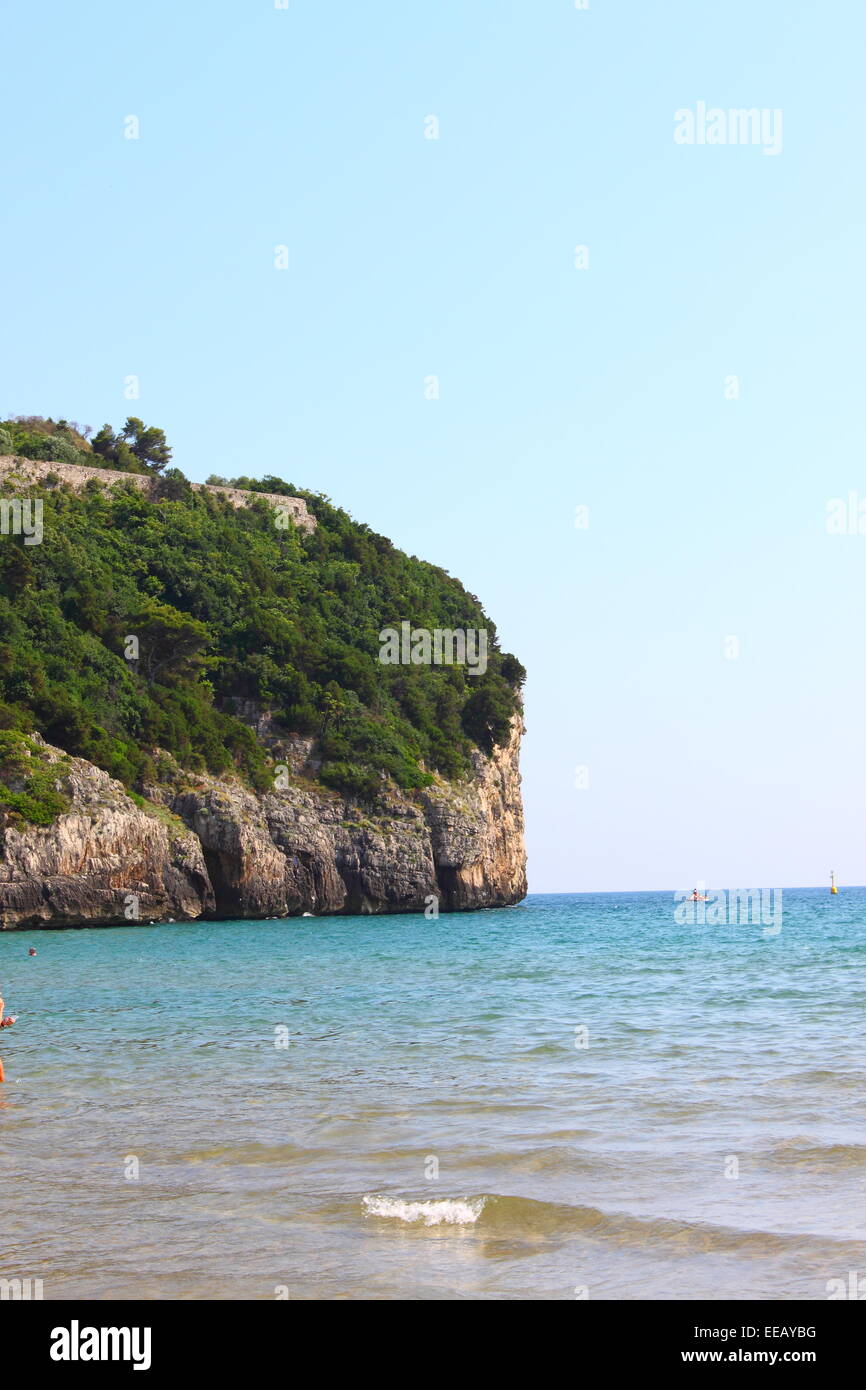 Verticales acantilados escarpados en la costa en Gaeta, Italia Foto de stock