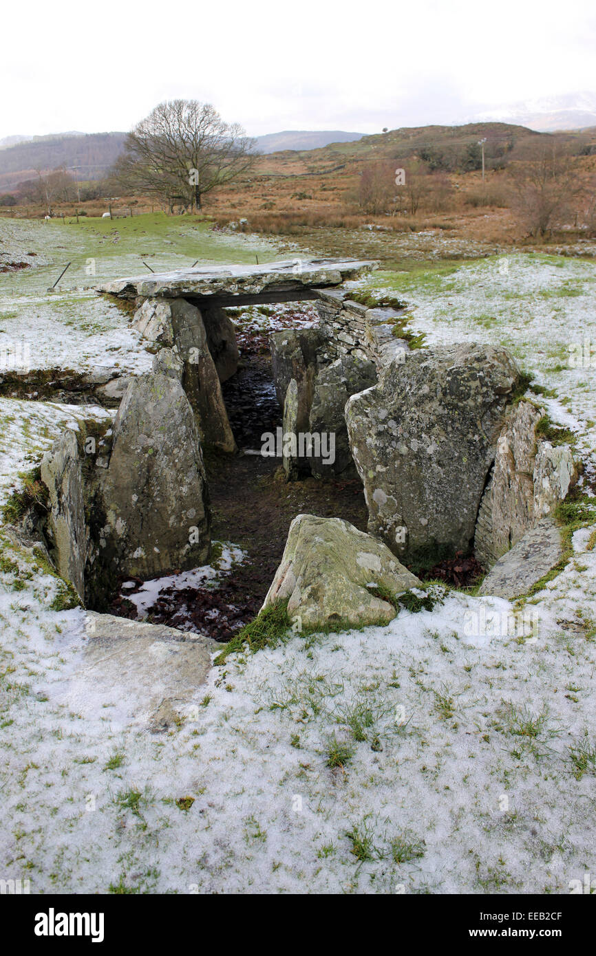 Capel Garmon cámara mortuoria Neolítica, Gales Foto de stock