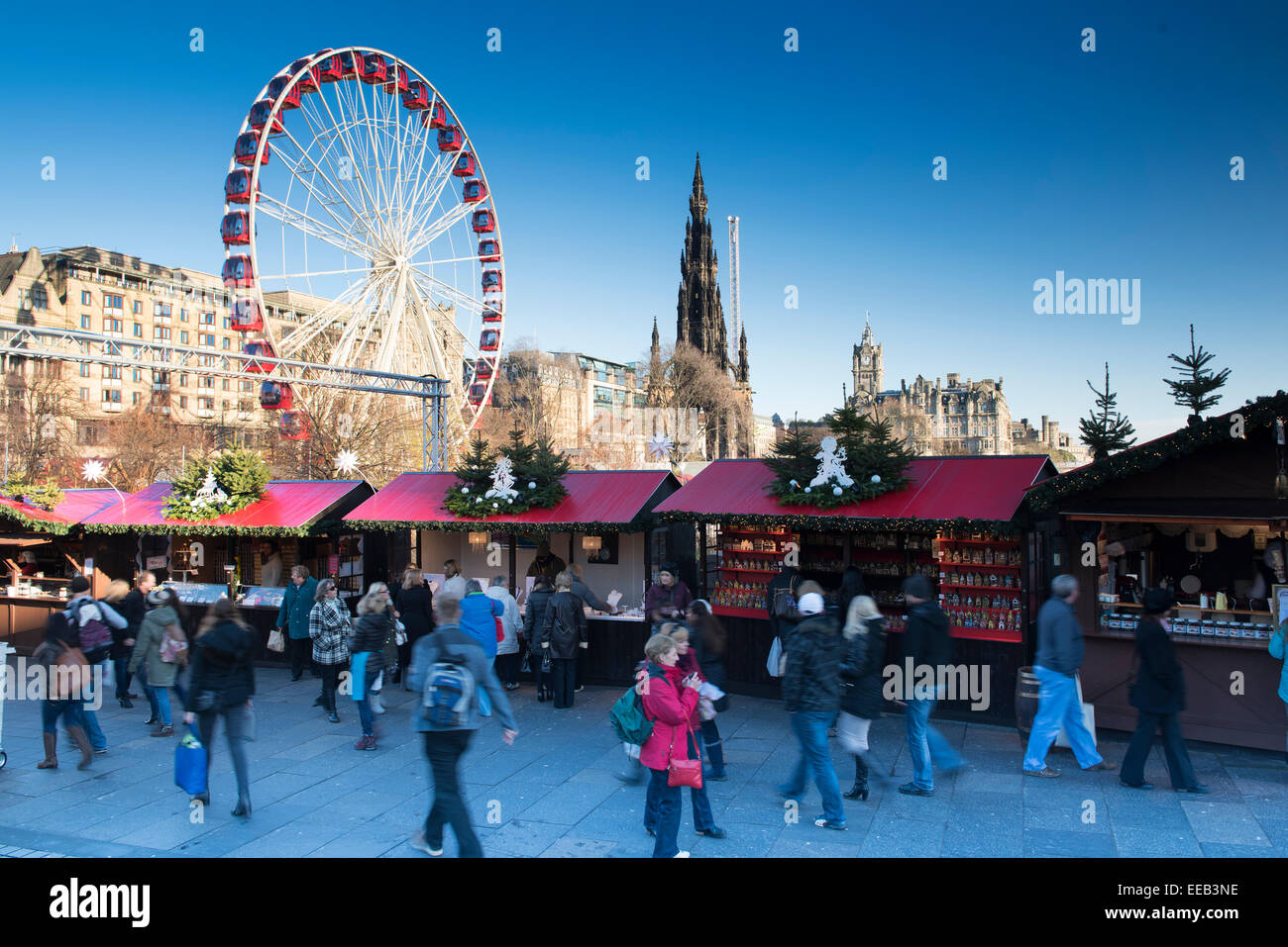 Mercado de Navidad y celebraciones en los jardines de Princes Street, Edimburgo Foto de stock