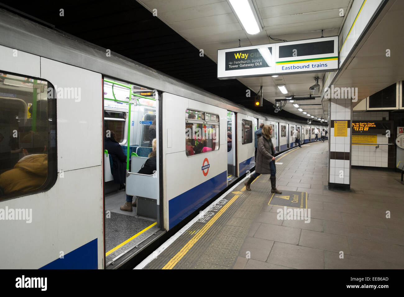 Los viajeros, Metro de Londres. Foto de stock