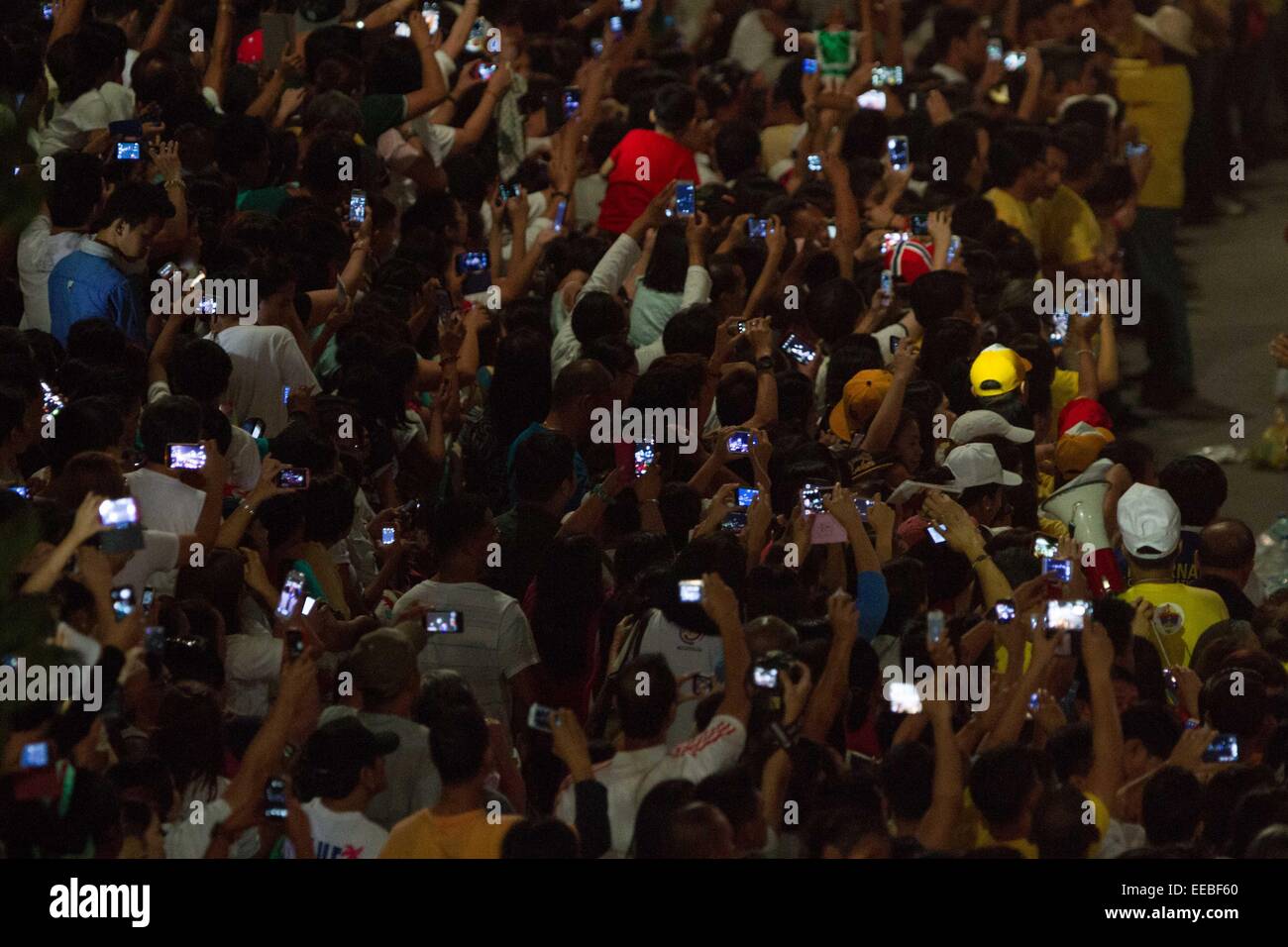 Manila, Filipinas. El 15 de enero de 2015. Las personas plantean sus dispositivos móviles como Papa Francisco llega en Baclaran el jueves, 15 de enero de 2015. El Papa se encuentra de visita en Filipinas a partir de enero de 15 a 19. Crédito: Mark Fredesjed Cristino/Alamy Live News Foto de stock
