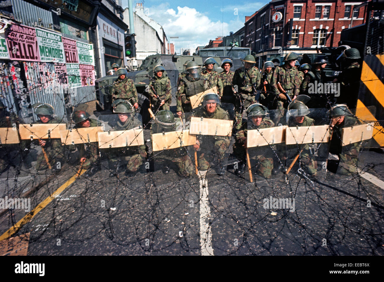 BELFAST, IRLANDA DEL NORTE - Marzo de 1972, tropas del ejército británico manning barricadas durante las revueltas, Foto de stock