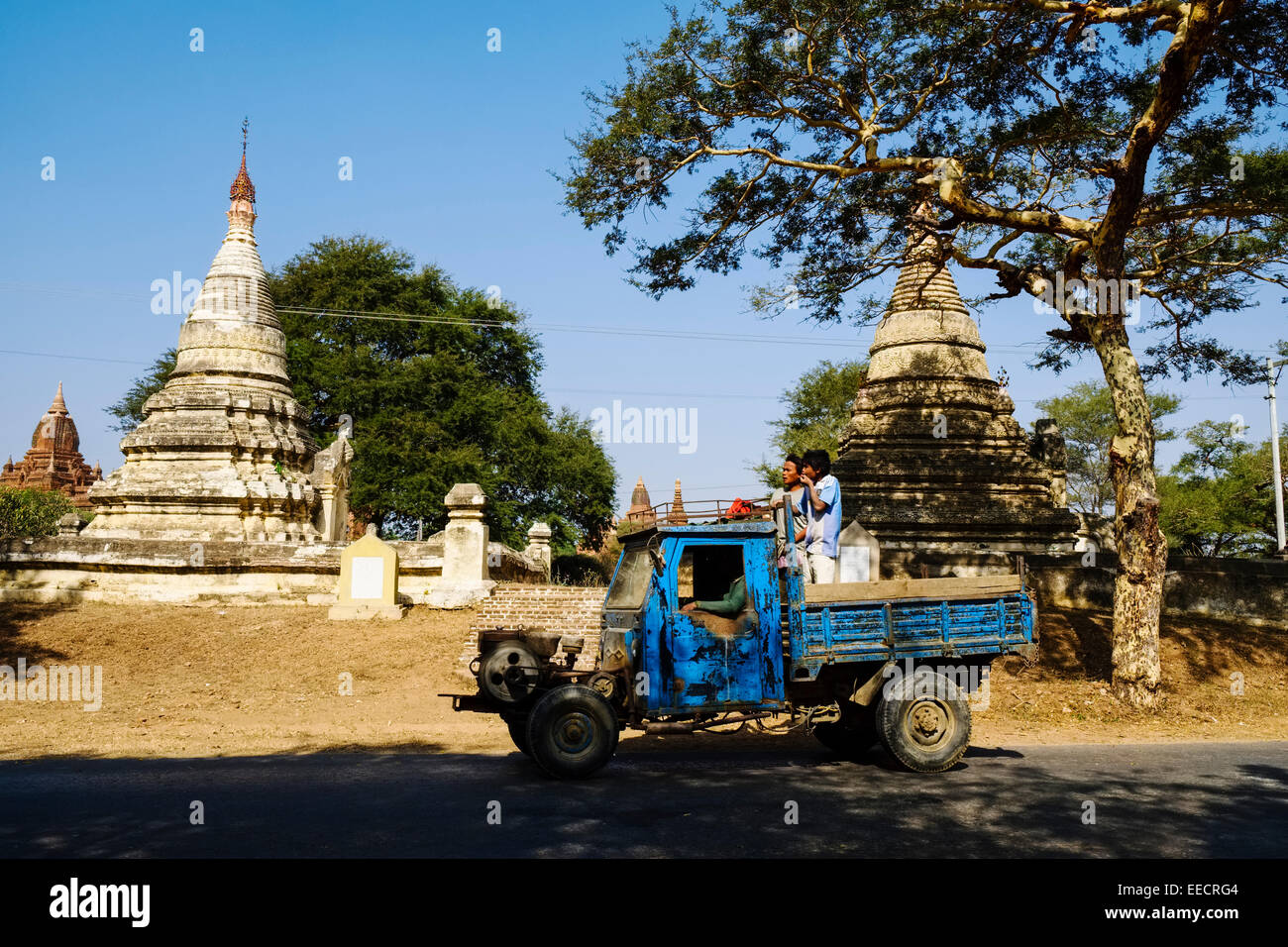Camión en la carretera cerca de Nyaung U, Bagan, Myanmar Foto de stock
