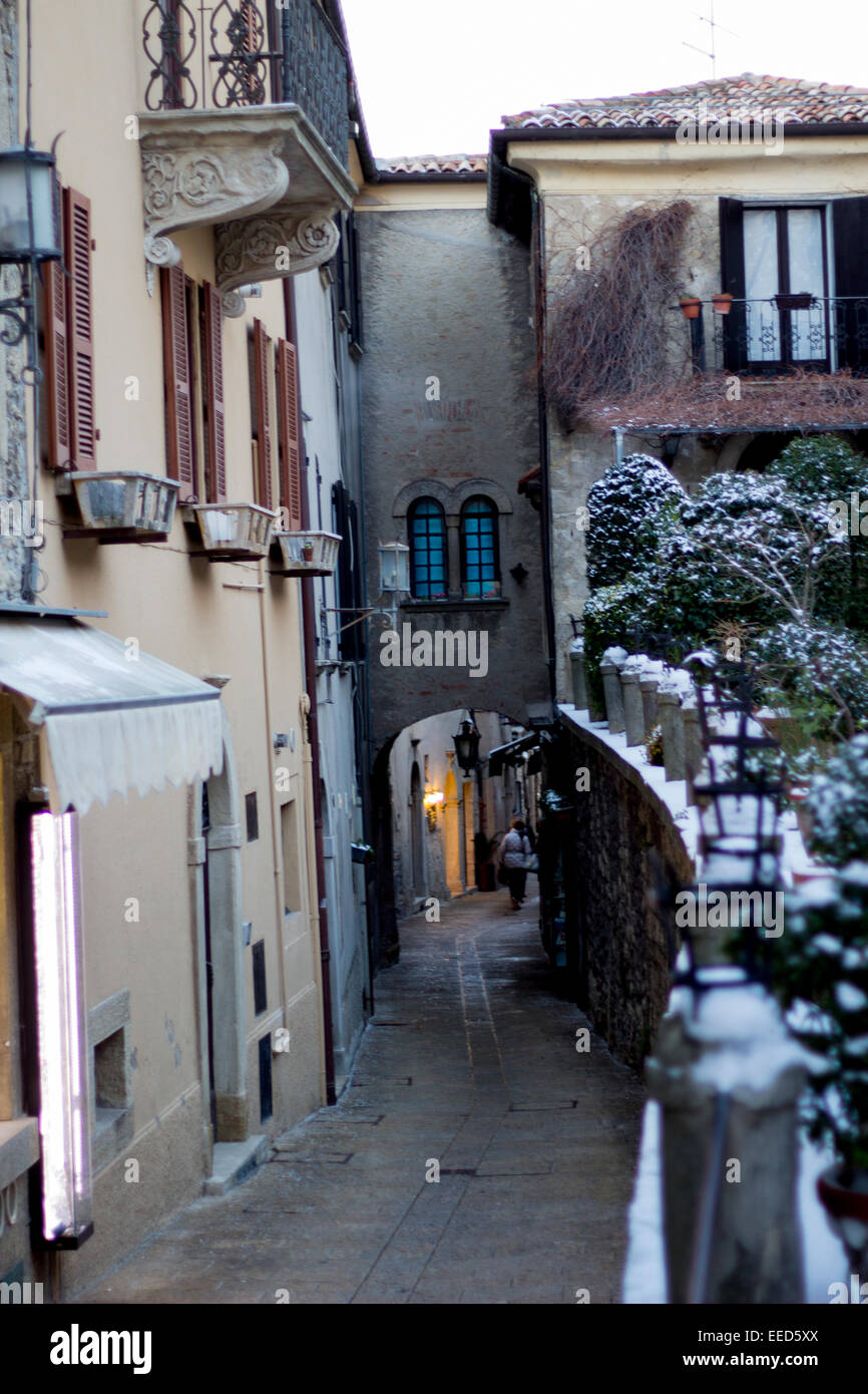 En la ciudad vieja de invierno con nieve Foto de stock